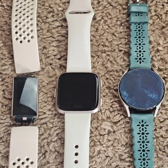 READ Lot of 5 Fitbit Watches & Samsung Watch + 29 Bands and Chargers Untested - Picture 6 of 12
